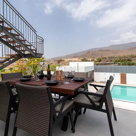 Serenity Stunning 5 Bedroom *