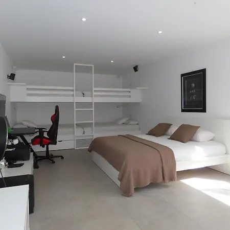Serenity Stunning 5 Bedroom *