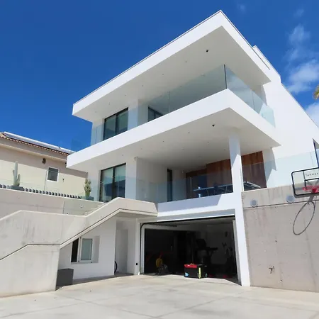 Serenity Stunning 5 Bedroom *